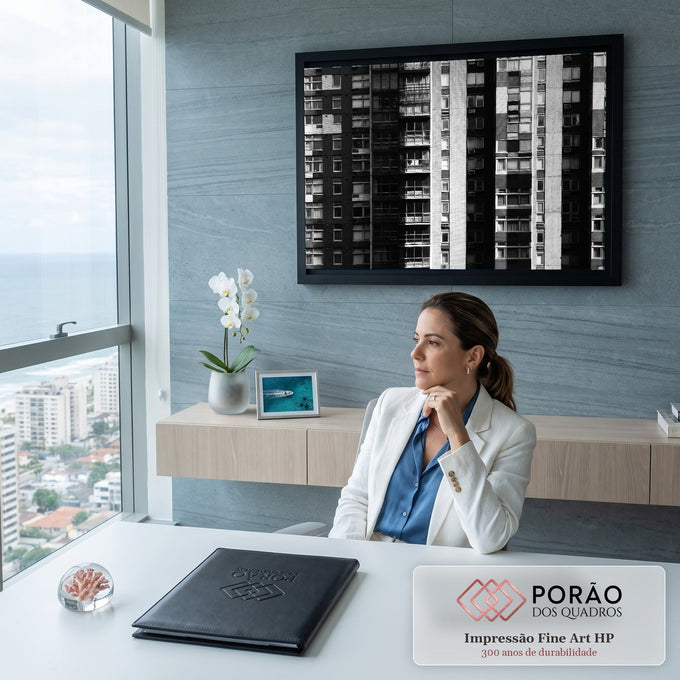 Quadro Decorativo Grande Fachada de Prédios para Sala Preto | quadros decorativos | fachada de prédios em preto e branco com janelas e varandas em padrão geométrico | em ambiente 2 | Porao dos Quadros