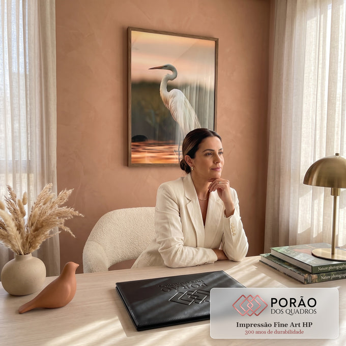 Quadro Decorativo Garça Branca ao Pôr do Sol na Água | quadros decorativos | garça branca de pescoço curvado na água ao pôr do sol laranja | em Quadros para Quarto | Porao dos Quadros