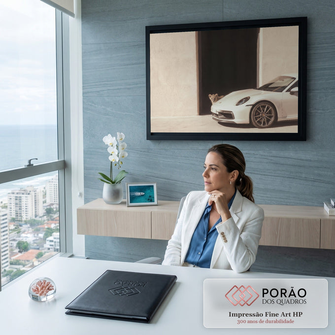 Quadro Decorativo Grande Carro Esportivo para Sala Branco | quadros decorativos | carro esportivo branco estacionado com filhote de leão espiando de uma porta escura | em ambiente 2 | Porao dos Quadros
