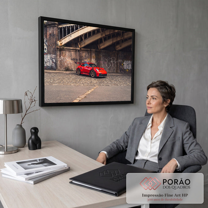 Quadro Decorativo Grande Carro Esportivo Urbano para Sala | quadros decorativos | carro esportivo vermelho com rodas douradas sob ponte de ferro e muro grafitado | em ambiente 2 | Porao dos Quadros