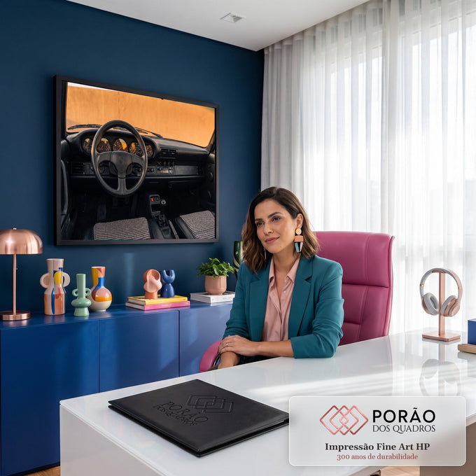 Interior de Porsche 911 clássico com volante preto, painel laranja e bancos pied-de-poule, quadro decorativo