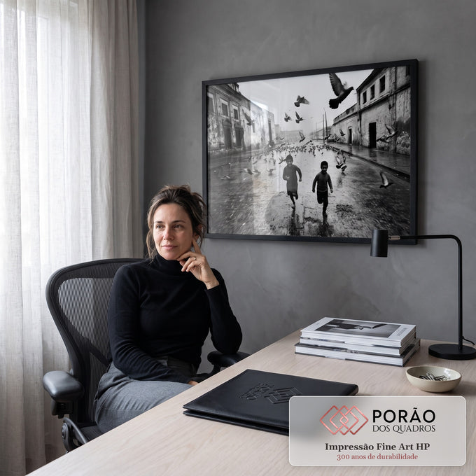 Quadro Decorativo Grande Meninos Correndo para Sala Preto | quadros decorativos | dois meninos correndo com pombos voando numa rua molhada em preto e branco | em ambiente 2 | Porao dos Quadros