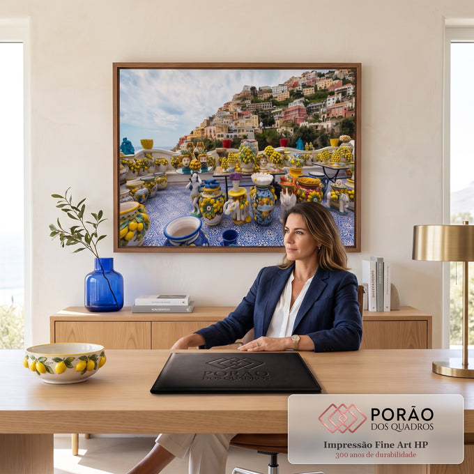 Vasos de cerâmica com limões em terraço de azulejo azul e a vila colorida de Positano ao fundo, quadro decorativo
