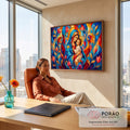 Nossa Senhora abraçando o Menino Jesus, com auréola dourada e flores estilizadas em azul e vermelho, quadro decorativo