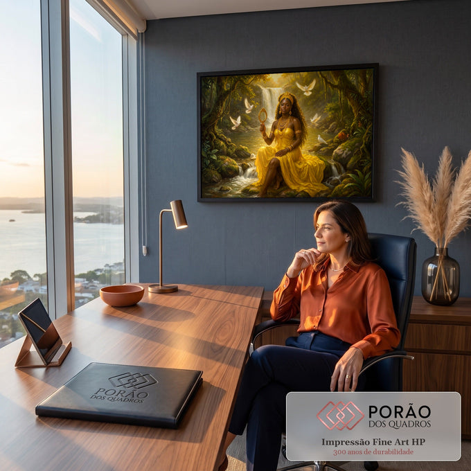 Oxum de vestido amarelo e coroa dourada segurando espelho na cachoeira com pombas brancas, quadro decorativo