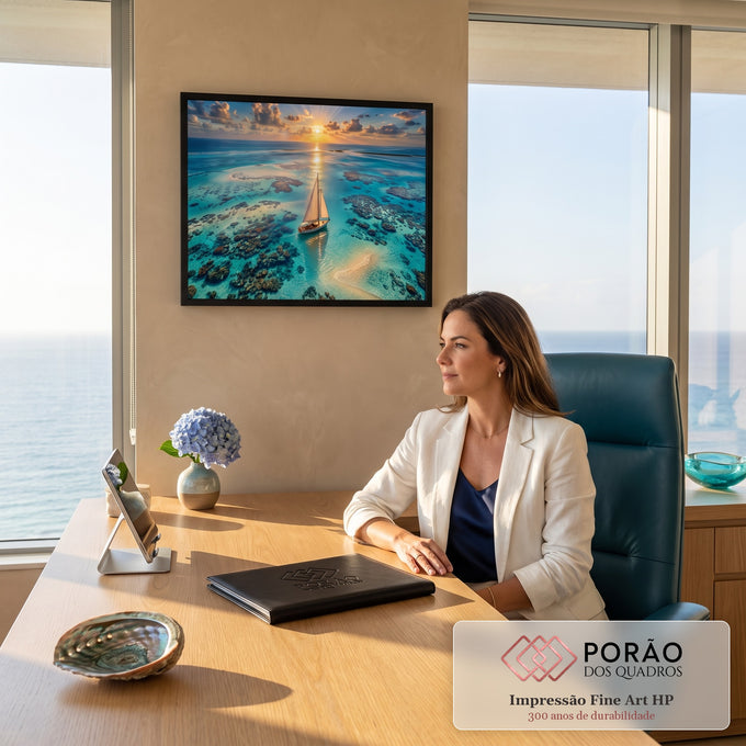 Quadro Decorativo Grande Veleiro em Águas para Sala Azul | quadros decorativos | veleiro branco em águas turquesa com recifes de coral ao pôr do sol | em ambiente 2 | Porao dos Quadros