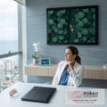 Vista aérea de barco com remador entre folhas de lótus verdes e peixes vermelhos, quadro decorativo