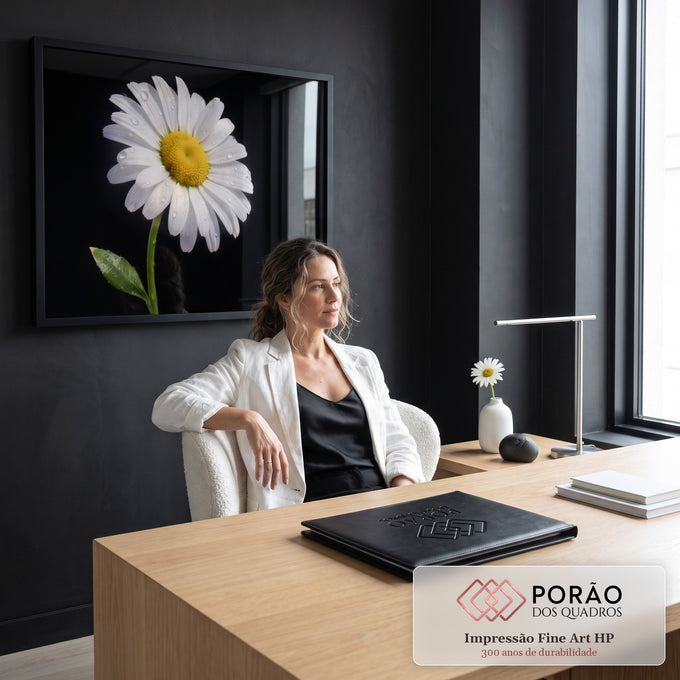 Quadro Decorativo Grande Margarida Branca para Sala Preto | quadros decorativos | margarida branca com gotas de orvalho e centro amarelo em fundo preto | em ambiente 2 | Porao dos Quadros