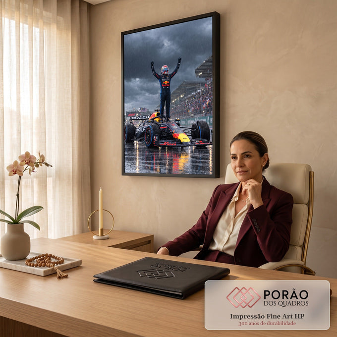Quadro Decorativo Grande Piloto de Comemorando para Sala | quadros decorativos | piloto comemorando em pé sobre carro de debaixo de chuva forte | em ambiente 2 | Porao dos Quadros