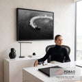 Quadro Decorativo Grande Carro Derrapando para Sala Preto | quadros decorativos | carro escuro derrapando no deserto com rastro de fumaça em espiral, foto aérea preto e branco | em ambiente 2 | Porao dos Quadros
