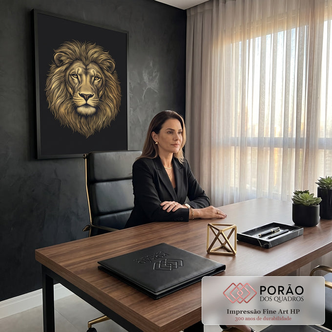 Rosto de leão frontal em traços finos dourados estilo gravura sobre fundo preto, quadro decorativo