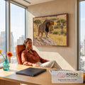 Leão africano de juba negra descendo de uma rocha na savana dourada ao entardecer, quadro decorativo