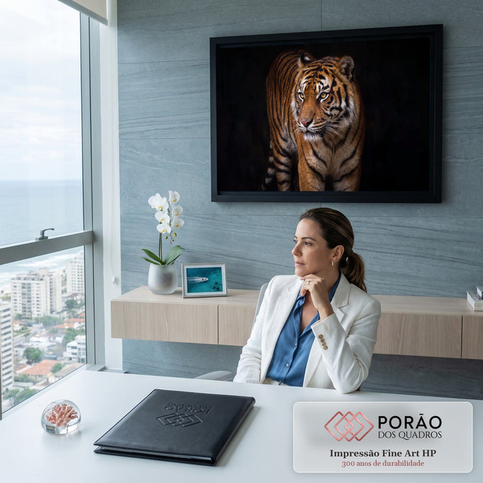 Quadro Decorativo Grande Tigre Olhar Fixo para Sala Laranja | quadros decorativos | tigre adulto caminhando com olhos âmbar fixos sobre fundo preto profundo | em ambiente 2 | Porao dos Quadros