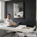Quadro Decorativo Grande Filhote de Leão para Sala Preto | quadros decorativos | filhote de leão espiando atrás de carro esportivo branco em vão escuro | em ambiente 2 | Porao dos Quadros