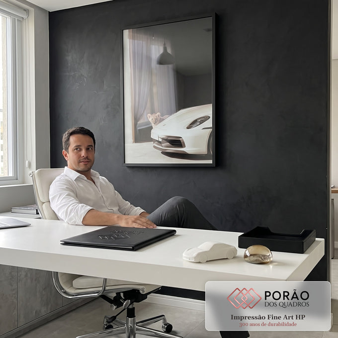 Quadro Decorativo Grande Filhote de Leão para Sala Preto | quadros decorativos | filhote de leão espiando atrás de carro esportivo branco em vão escuro | em ambiente 2 | Porao dos Quadros