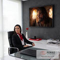 Quadro Decorativo Grande Homem com Manto para Sala Marrom | quadros decorativos | homem de barba e cabelo longo iluminado por luz dourada em caverna de pedra | em ambiente 2 | Porao dos Quadros