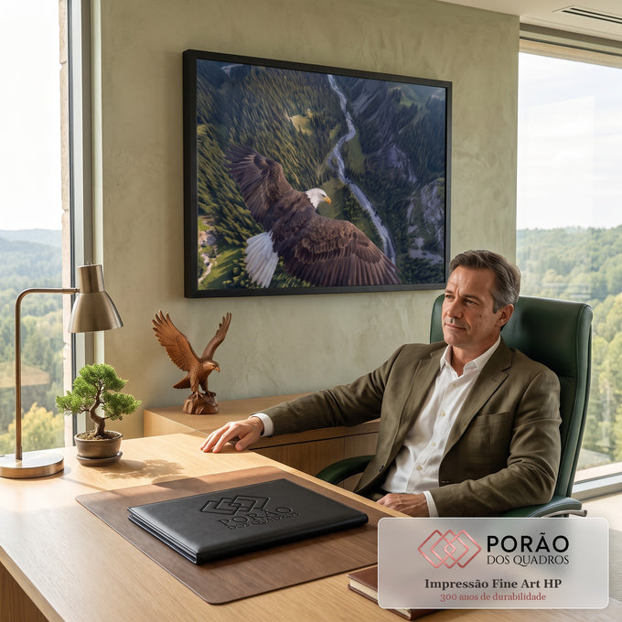 Quadro Decorativo Grande Águia Voando para Sala Verde | quadros decorativos | águia de cabeça branca voando com asas abertas sobre vale e rio | em ambiente 2 | Porao dos Quadros