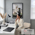 Mulher de terno branco e plumas com corvo de óculos em carro antigo pintado, quadro decorativo