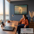 Jesus de manto branco caminhando sobre o mar azul sob raios de sol dourados entre nuvens, quadro decorativo