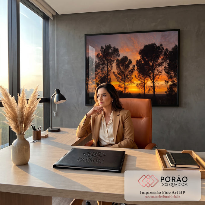 Quadro Decorativo Grande Pôr do Pinheiros para Sala | quadros decorativos | silhuetas de pinheiros contra céu laranja e roxo ao entardecer | em ambiente 2 | Porao dos Quadros