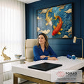 Quadro Decorativo Grande Peixes Koi Dourado para Sala Azul | quadros decorativos | dois peixes koi dourado e vermelho nadando em ondas azuis com nuvens douradas | em ambiente 2 | Porao dos Quadros