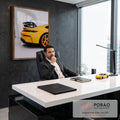 Traseira de Porsche GT3 amarelo com aerofólio de carbono e rodas amarelas, quadro decorativo