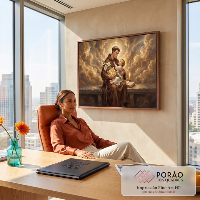 Santo Antônio de hábito marrom com Menino Jesus, lírios, vela e livro sob nuvens douradas, quadro decorativo
