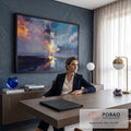 Figura solitária diante de portal de luz entre nuvens azuis e laranja refletidas na água, quadro decorativo