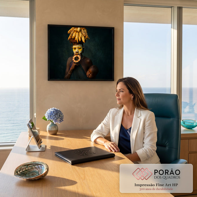 Quadro Decorativo Grande Mulher Africana Preto para Sala | quadros decorativos | mulher africana com prato labial, pintura facial e milho sobre a cabeça carregando bebê | em ambiente 2 | Porao dos Quadros