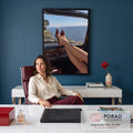 Pernas de mulher com scarpin vinho no painel de conversível vintage com vista para o mar, quadro decorativo