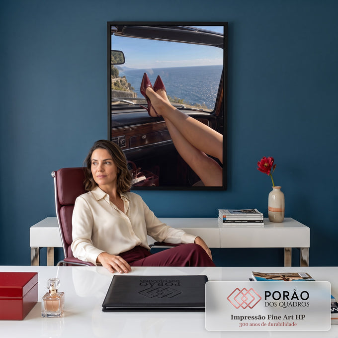 Pernas de mulher com scarpin vinho no painel de conversível vintage com vista para o mar, quadro decorativo