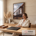 Cavalo branco espiando entre cerca de madeira rústica sob céu azul com sol, quadro decorativo