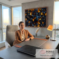 Rosto feminino de perfil, olhos fechados e lábios dourados entre flores azuis e douradas, quadro decorativo