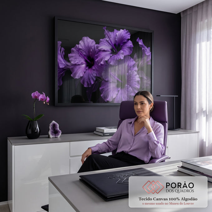 Quadro Decorativo Grande Hibiscos Roxos para Sala Roxo | quadros decorativos | flores de hibisco roxas em close com estames visíveis sobre fundo preto | em ambiente 2 | Porao dos Quadros