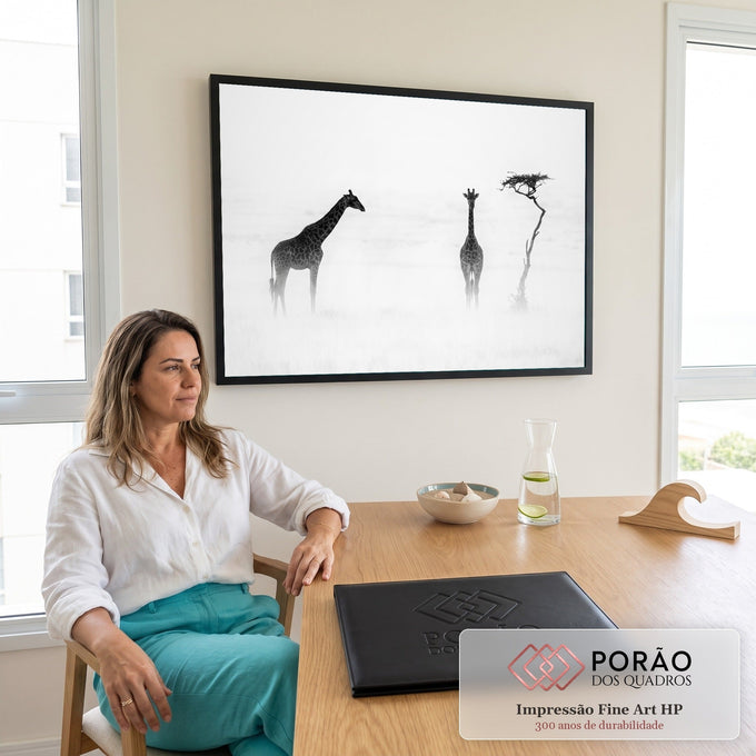 Duas girafas e acácia solitária na savana sob névoa, fotografia em preto e branco, quadro decorativo