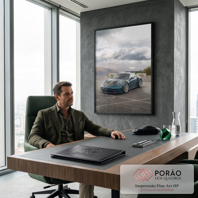 Quadro Decorativo Grande Carro Esportivo para Sala Verde | quadros decorativos | carro esportivo verde escuro com aerofólio preto em mirante de montanha | em ambiente 2 | Porao dos Quadros