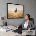 Quadro Decorativo Grande Cavalo Correndo para Sala Marrom | quadros decorativos | cavalo marrom correndo em silhueta com crina ao vento e poeira dourada | em ambiente 2 | Porao dos Quadros