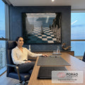 Quadro Decorativo Mulher no Tabuleiro de Xadrez Gigante | quadros decorativos | mulher de vestido branco em tabuleiro de xadrez gigante à beira-mar, peças brancas e pretas ao redor | em Quadros para Escritorio | Porao dos Quadros