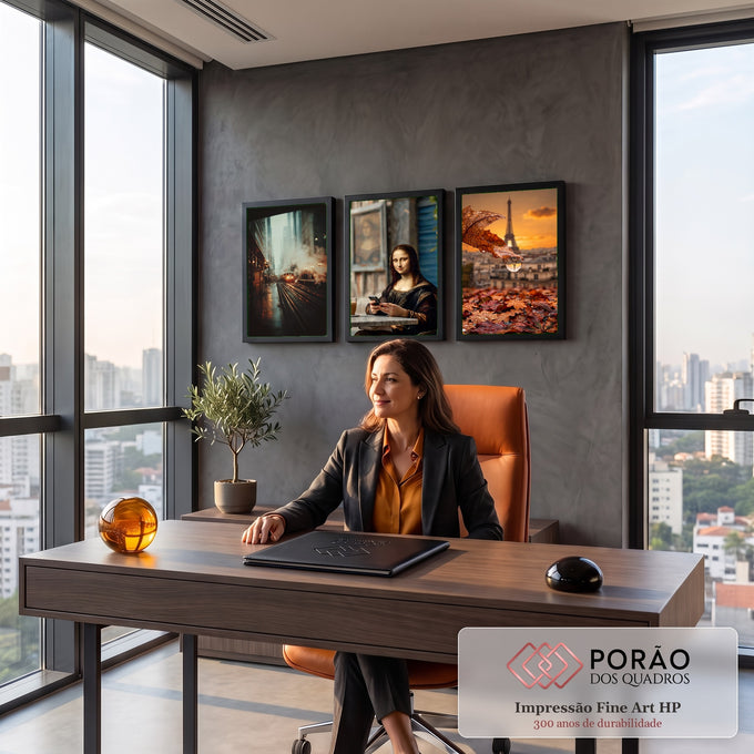 Quadro Decorativo Kit 3 Telas Mona Lisa Marrom para Sala | quadros decorativos | trio urbano com Mona Lisa moderna, trem na chuva e folha refletindo a Torre Eiffel | em ambiente 2 | Porao dos Quadros