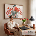 Quadro Decorativo Grande Pessoa de Boina para Sala Vermelho | quadros decorativos | figura de boina segurando grande buquê de flores vermelhas sobre fundo bege | em ambiente 2 | Porao dos Quadros