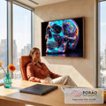 Quadro Decorativo Grande Caveira Holográfica para Sala Azul | quadros decorativos | caveira de cristal facetado em cores holográficas azul, roxo e dourado | em ambiente 2 | Porao dos Quadros