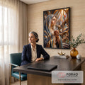 Quadro Decorativo Grande Nossa Senhora em Mosaico para Sala | quadros decorativos | mulher de véu azul rezando com terço em mosaico dourado e vitrais ao fundo | em ambiente 2 | Porao dos Quadros