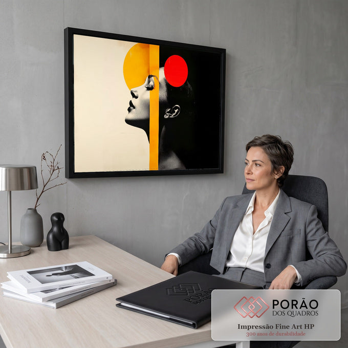 Perfil de mulher em preto e branco com círculos amarelo e vermelho em colagem Bauhaus, quadro decorativo