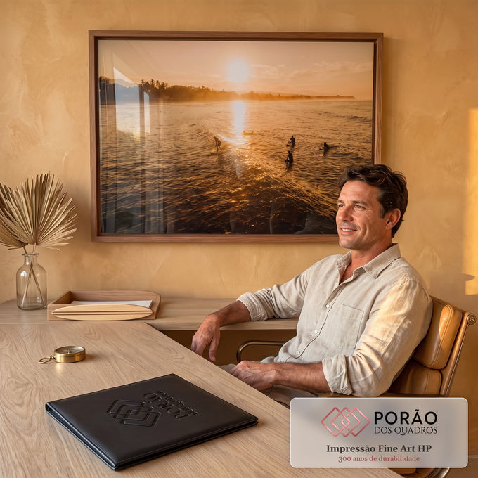 Quadro Decorativo Grande Surfistas ao Pôr do Sol para Sala | quadros decorativos | surfistas em silhueta sobre mar dourado durante pôr do sol tropical | em ambiente 2 | Porao dos Quadros