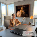 Cavalo palomino de crina dourada com rédea de couro preto em estábulo escuro, quadro decorativo