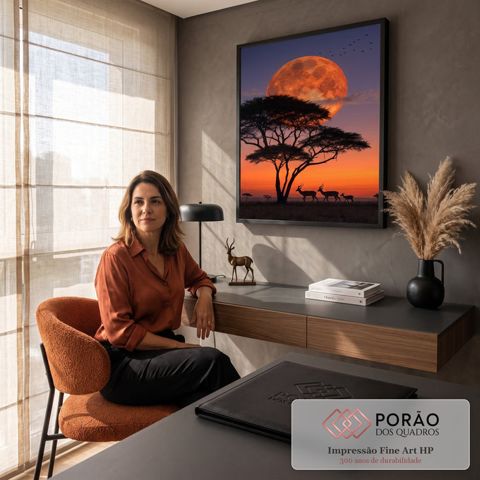 Lua laranja gigante atrás de acácia com antílopes e pássaros na savana ao entardecer, quadro decorativo