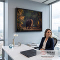Elefante africano de presas longas caminhando na floresta sob luz dourada do fim de tarde, quadro decorativo