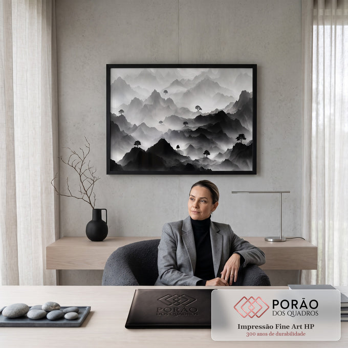 Quadro Decorativo Grande Montanhas Nevoentas para Sala Preto | quadros decorativos | montanhas em camadas de preto e branco com árvores solitárias entre a névoa | em ambiente 2 | Porao dos Quadros