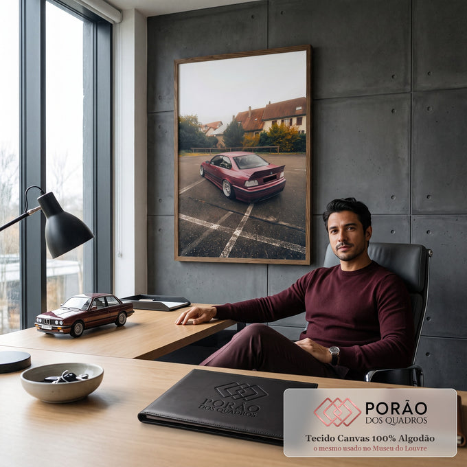 Quadro Decorativo Grande Carro Esportivo para Sala Vermelho | quadros decorativos | carro esportivo vinho rebaixado estacionado em pátio molhado com casas ao fundo | em ambiente 2 | Porao dos Quadros