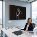 Cavalo negro com cabeçada de couro, luz lateral e brilho no pelo sobre fundo preto, quadro decorativo